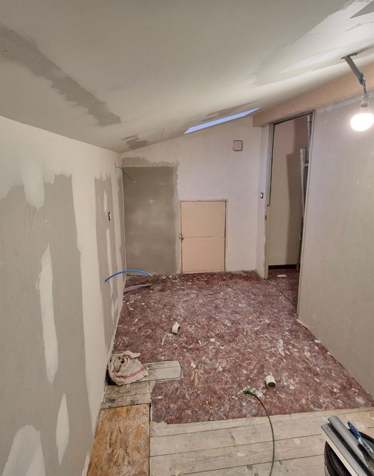 Pièce entièrement doublée en plaques de plâtre, bandes et têtes de vis enduites, avant ponçage et mise en peinture